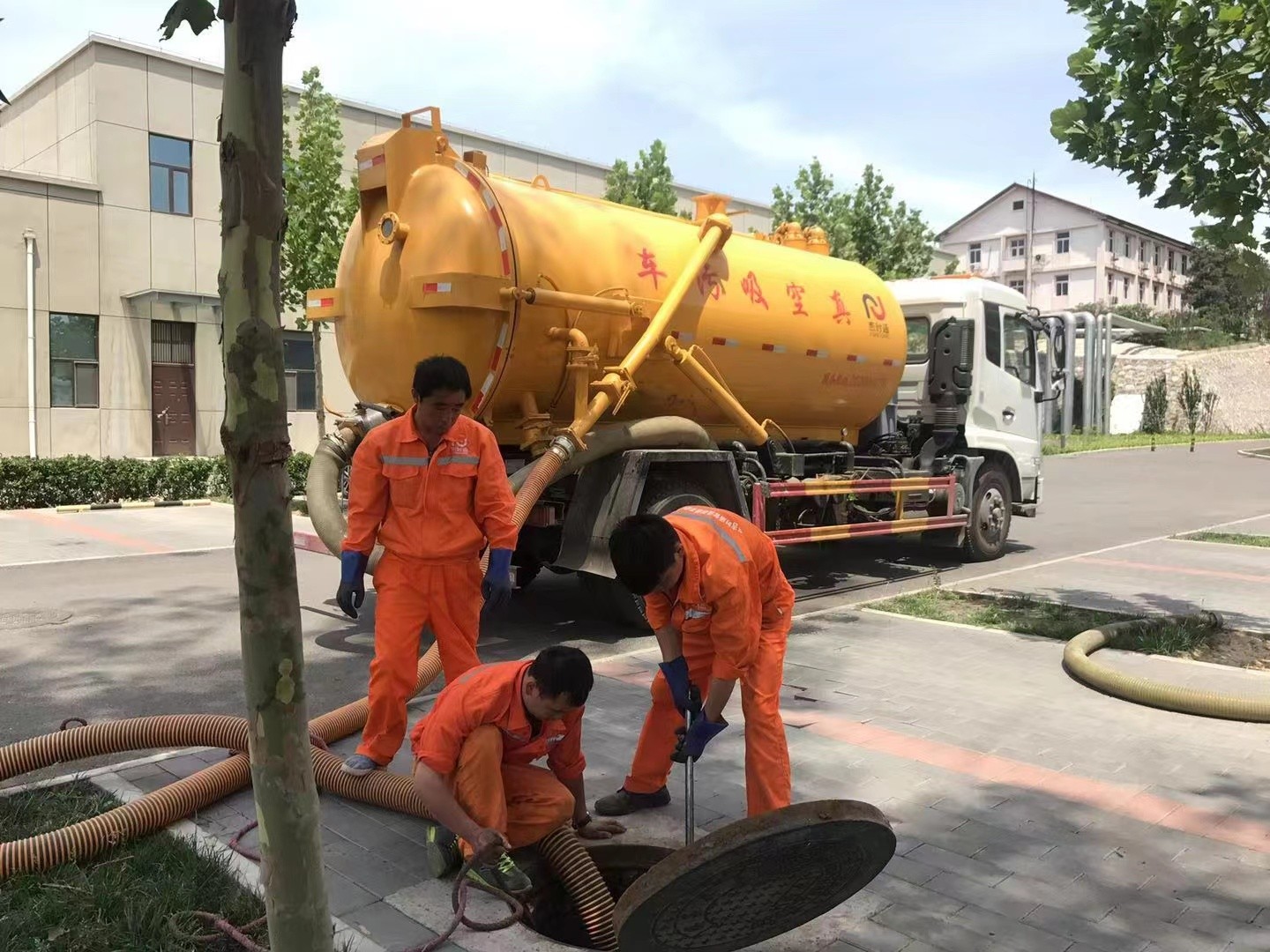 萧县管道疏通车停在窨井附近