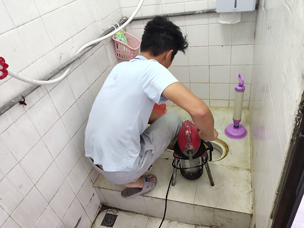 萧县肥皂掉到马桶里把马桶堵住了怎么办？马桶堵住了怎么办